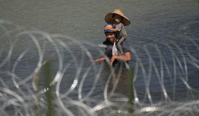 Qué migrantes quedarían eximidos de la severa ley SB4 promulgada en Texas