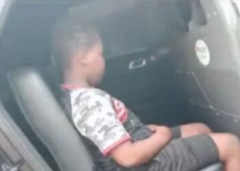 Caso insólito en Misisipi: Niño de 10 años fue arrestado por orinar en público y tratado como “criminal”