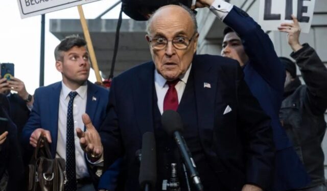 Giuliani se declara en bancarrota tras ser condenado a pagar más de 148 millones de dólares