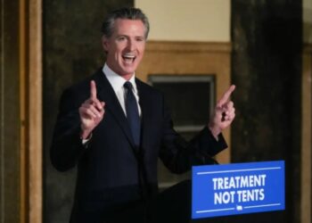 Gavin Newsom critica el intento de bloquear a Trump de las elecciones en California