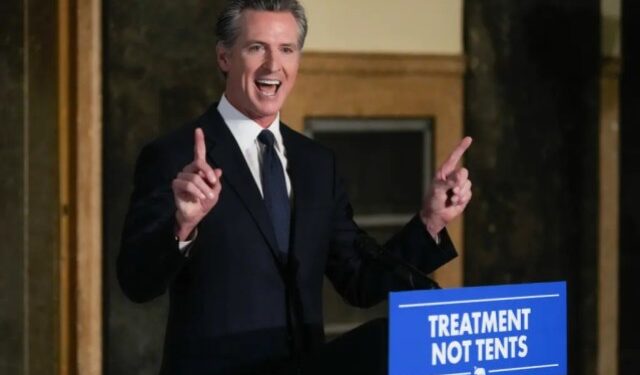 Gavin Newsom critica el intento de bloquear a Trump de las elecciones en California
