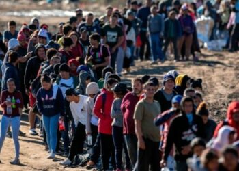 “Éxodo de la pobreza”: Miles de migrantes se suman a caravana rumbo a EEUU