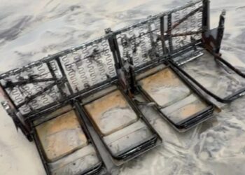 ¿Los restos de un avión? La misteriosa fila de asientos que apareció en playa de Nueva Jersey (VIDEO)