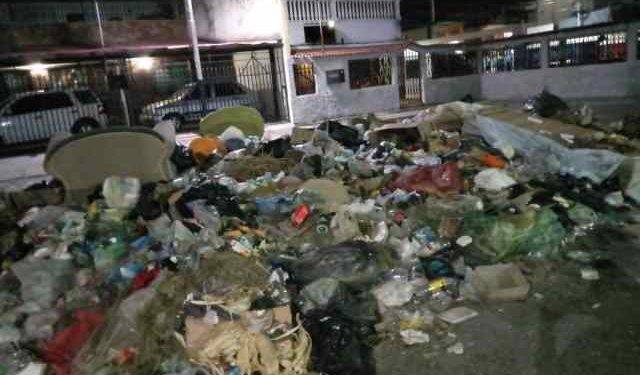 En el sector José Félix Ribas de Maracay los cerros de basura son los nuevos “adornos de Navidad”