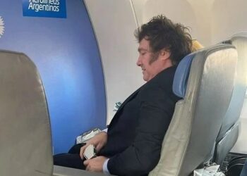 La ovación a Milei en el vuelo comercial a Mar del Plata para ver el espectáculo de Fátima Flórez (VIDEO)