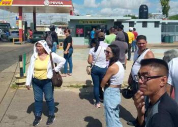 Largas colas para llenar los tanques con combustible dolarizado en Falcón