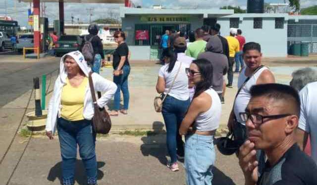 Largas colas para llenar los tanques con combustible dolarizado en Falcón