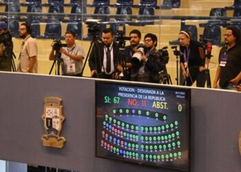 Salvadoreños creen que Bukele gobernará a través de designada durante campaña de reelección