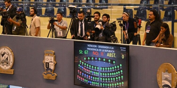 Salvadoreños creen que Bukele gobernará a través de designada durante campaña de reelección