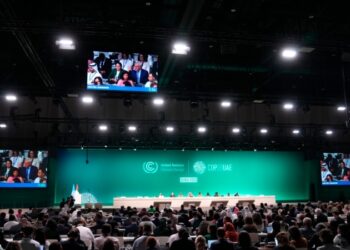 Tras horas de intensos debates, la COP28 cerró un acuerdo histórico para dejar atrás los combustibles fósiles
