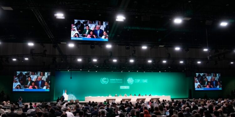 Tras horas de intensos debates, la COP28 cerró un acuerdo histórico para dejar atrás los combustibles fósiles