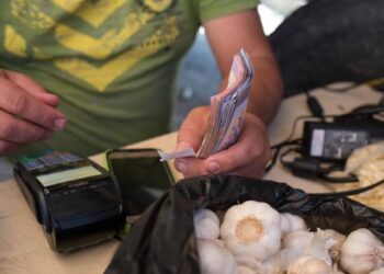 En 2024 se espera una inflación de tres dígitos y un moderado crecimiento económico, según el OVF