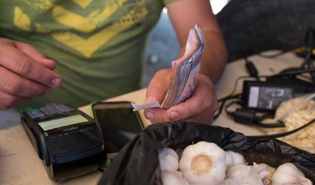 En 2024 se espera una inflación de tres dígitos y un moderado crecimiento económico, según el OVF