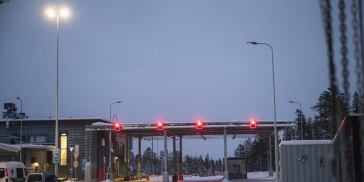 Finlandia cierra la frontera con Rusia por la afluencia de inmigrantes; Estonia podría ser la siguiente