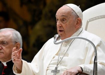 El papa Francisco dice sentirse «mucho mejor», aunque su voz sigue débil