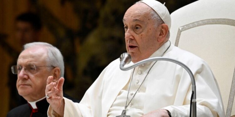 El papa Francisco dice sentirse «mucho mejor», aunque su voz sigue débil