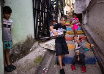 Niños de Petare recibieron “una buena noticia” en forma de juguete (FOTOS)