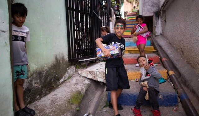 Niños de Petare recibieron “una buena noticia” en forma de juguete (FOTOS)