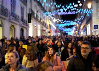 La población mundial creció en 75 millones de personas en el último año, y se sitúa por encima de los 8.000 millones.