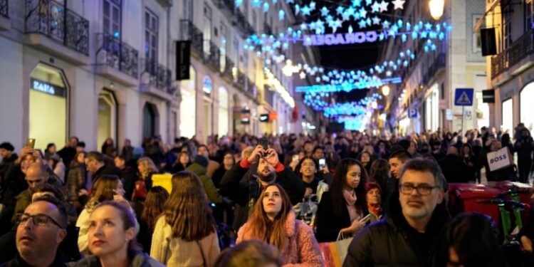 La población mundial creció en 75 millones de personas en el último año, y se sitúa por encima de los 8.000 millones.