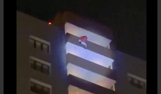 Escalador disfrazado de San Nicolás cayó 24 pisos en un edificio en Rusia (Imágenes sensibles)