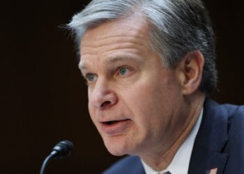 El director del FBI llega a India entre tensión por el fallido asesinato de un separatista