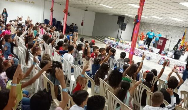Entregan juguetes a unos 200 niños de San Vicente en Aragua
