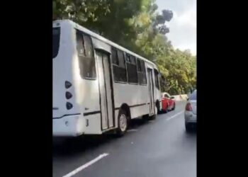 Conductores de autobús practican peligrosas maniobras en las autopistas caraqueñas (Video)