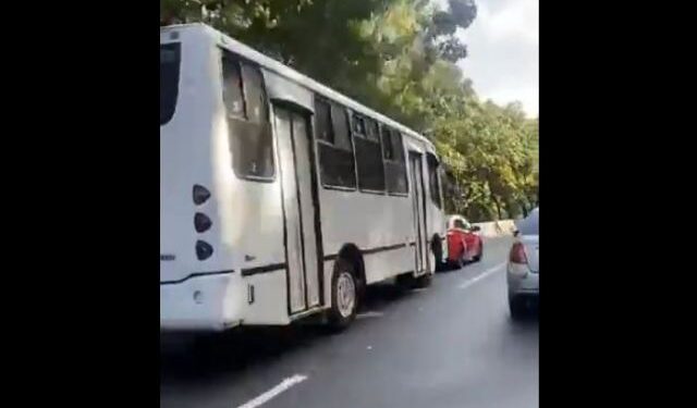 Conductores de autobús practican peligrosas maniobras en las autopistas caraqueñas (Video)