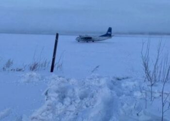 Un avión ruso de la era soviética aterrizó en un río congelado: el piloto lo confundió con una pista (VIDEO)
