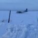Un avión ruso de la era soviética aterrizó en un río congelado: el piloto lo confundió con una pista (VIDEO)