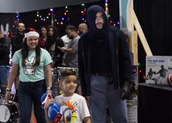 Bad Bunny entrega por cuarta vez en Puerto Rico obsequios navideños a niños y jóvenes