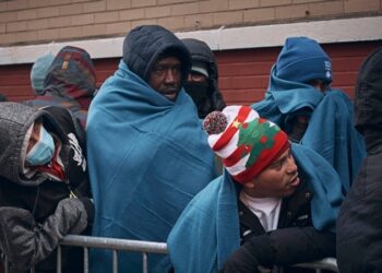 En vísperas de la Navidad, migrantes se enfrentan a desalojos en albergues de Nueva York