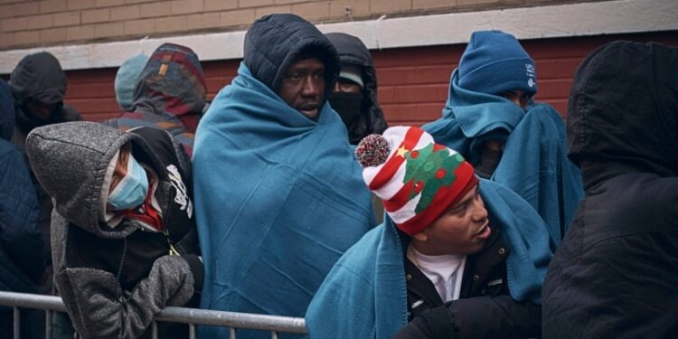 En vísperas de la Navidad, migrantes se enfrentan a desalojos en albergues de Nueva York