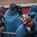 En vísperas de la Navidad, migrantes se enfrentan a desalojos en albergues de Nueva York