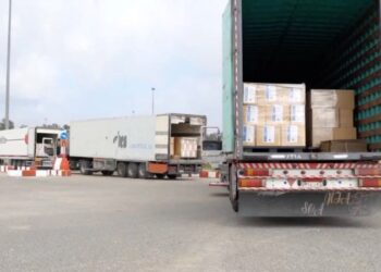 Cruzan primeros camiones con ayuda a Gaza por el punto de Kerem Shalom desde el inicio de la guerra