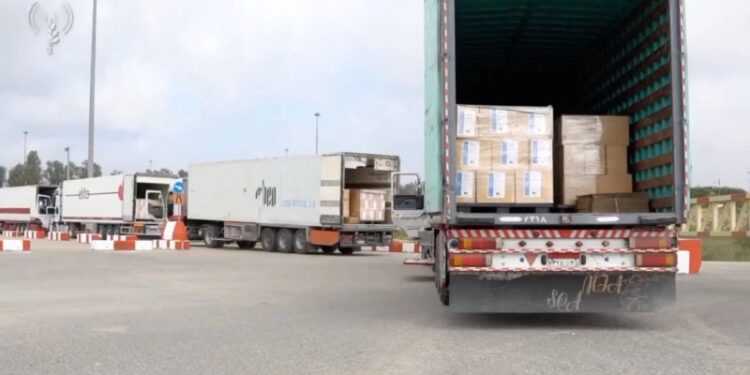 Cruzan primeros camiones con ayuda a Gaza por el punto de Kerem Shalom desde el inicio de la guerra