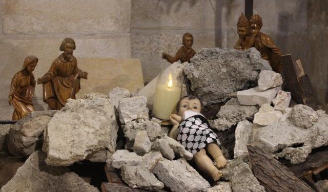 Un Niño Jesús entre ruinas como las víctimas en Gaza