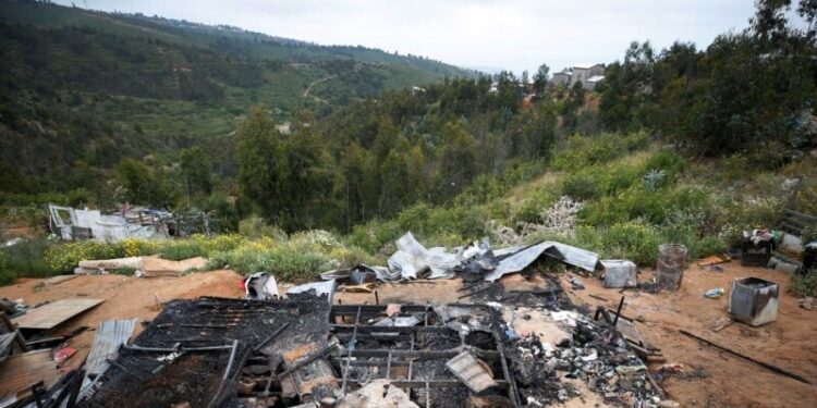 Mortal incendio en barrio marginal de Chile refleja dificultad para manejar el auge migratorio