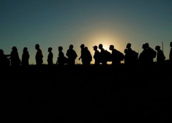 Texas ha comenzado a enviar migrantes en avión hacia Chicago