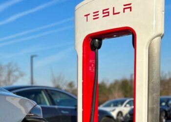 Tesla llama a revisión 2 millones de vehículos en EEUU para instalar salvaguardas en Autopilot
