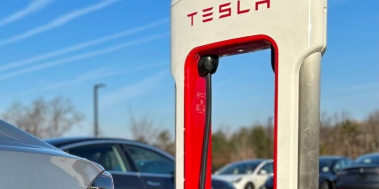 Tesla llama a revisión 2 millones de vehículos en EEUU para instalar salvaguardas en Autopilot