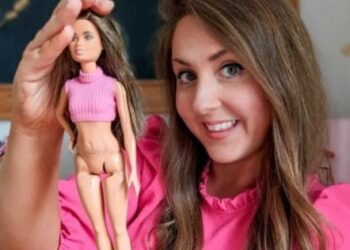 VIRAL: Mujer diseñó una muñeca Barbie con estrías para su hija (FOTOS)