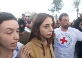 Las tropas israelíes se adentran en la segunda ciudad de Gaza pese a la presión internacional.