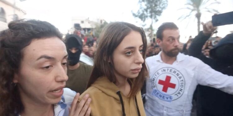 Las tropas israelíes se adentran en la segunda ciudad de Gaza pese a la presión internacional.