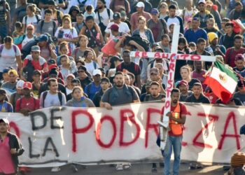Caravana de miles de migrantes avanza por el sur de México en plena Navidad
