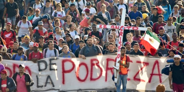 Caravana de miles de migrantes avanza por el sur de México en plena Navidad