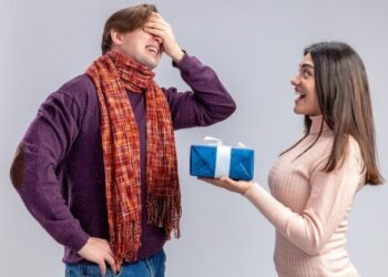 “Hoy me despiden”: Le tocó su jefe en el amigo secreto y le hizo un inusual regalo (VIDEO)