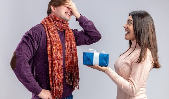 “Hoy me despiden”: Le tocó su jefe en el amigo secreto y le hizo un inusual regalo (VIDEO)