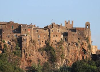 El pueblo medieval en el que viven 800 personas y fue rescatado por hippies